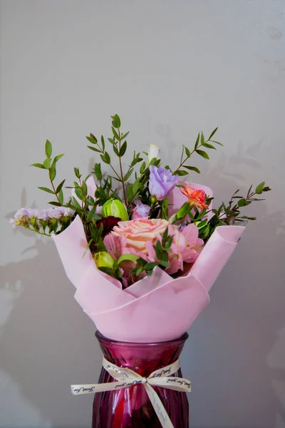 Jemná Kytice Různých Květin Světle Růžovém Obalu Stojí Vínové Váze — Stock fotografie