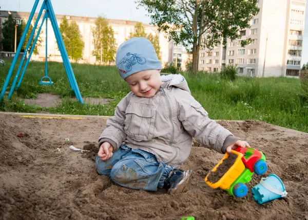 Rosja Nowodwinsk Lipiec 2019 Jasnowłosy Chłopiec Trzyletnim Stażem Niebieskim Kapeluszu — Zdjęcie stockowe