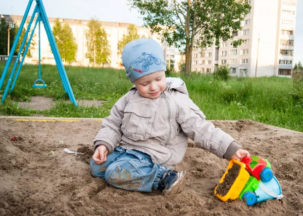Rosja Nowodwinsk Lipiec 2019 Jasnowłosy Chłopiec Trzyletnim Stażem Niebieskim Kapeluszu — Zdjęcie stockowe
