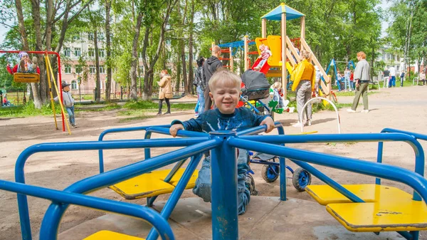 Rosja Nowodwinsk Lipiec 2019 Trzyletni Blondyn Parku Rozrywki Jeździ Mechanicznej — Zdjęcie stockowe