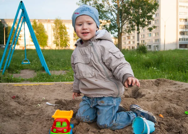 Rosja Nowodwinsk Lipiec 2019 Jasnowłosy Chłopiec Trzyletnim Stażem Niebieskim Kapeluszu — Zdjęcie stockowe