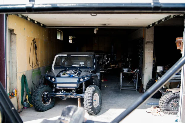 Garage Dans Les Montagnes Les Russes Ramassent Eux Mêmes Jeep — Photo