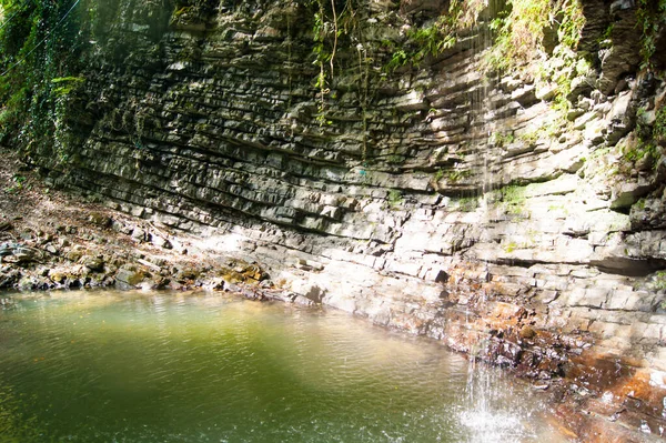 Een Kleine Berg Waterval Met Zeer Schoon Ijswater Een Kloof — Stockfoto