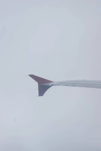 Tierra Ojo Buey Bajo Ala Avión Volando Niebla Sobre Las —  Fotos de Stock