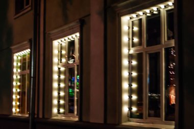 Mimarlık öğesi, tasarımın bir parçası - binanın pencereleri, sıra sıra lambalarla aydınlatılıyor. Işık, ışık. Geometri, çizgi, perspektif. Karşıtlık, grafikler