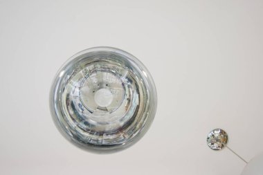 Büyük bir mağazanın iç tasarım unsuru, gümüş renkli yuvarlak lamba şeklindeki şeffaf cam topların orijinal biçimidir. Işık, gerçeküstü, peri masalı, güzellik, ışık, aydınlatma, birleştirme