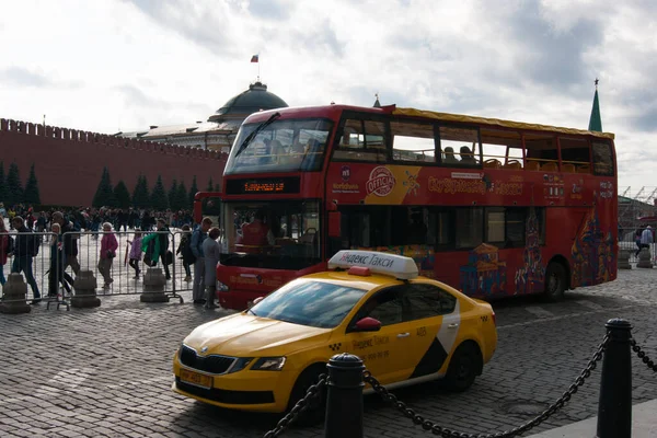 Moskova Rusya Ağustos 2019 Plandaki Fotoğrafta Sarı Bir Yandex Taksi — Stok fotoğraf