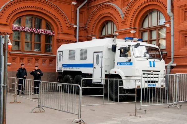Moskova, Rusya - Ağustos 2019. Kızıl Meydan 'da, çitlerin arkasında tutukluları ve polisleri taşımak için bir polis arabası var. Kafe çevirisindeki yazı Rusça, Çikolata 'dan. Editör Fotoğrafı
