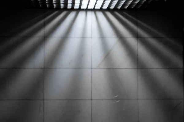 Shine Rays Light Grating Ceiling Fall Diverge Wall Symmetrical Rays — Stock Photo, Image