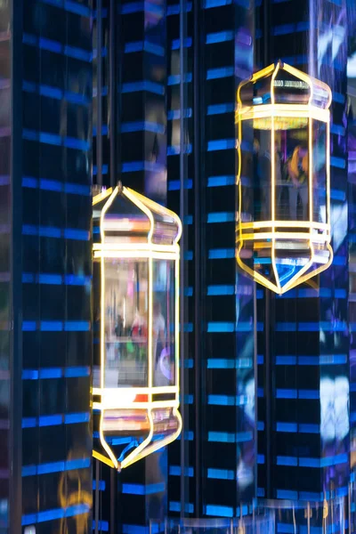 Dev mağazanın iç tasarım unsuru floresan renklerle aydınlatılmış şeffaf cam kaldırma işleminin orijinal biçimidir. Işık, hareket, yansıtma, gerçeküstü, peri masalı, güzellik, ışık, ışık, renk