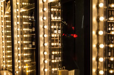 Mimarlık öğesi, tasarımın bir parçası - binanın pencereleri, sıra sıra lambalarla aydınlatılıyor. Işık, ışık. Geometri, çizgi, perspektif. Karşıtlık, grafikler