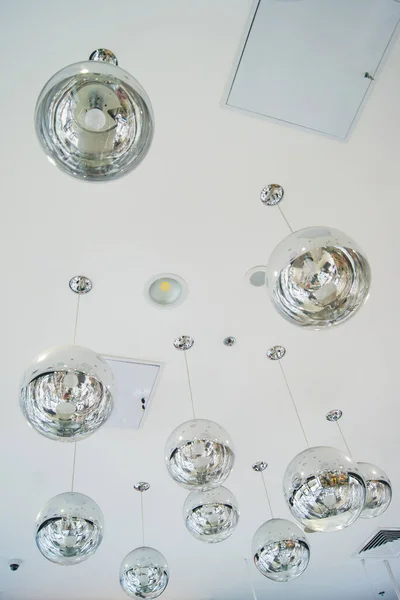 Elemento Design Interno Enorme Negozio Forma Originale Trasparenti Rotonde Lampade — Foto Stock