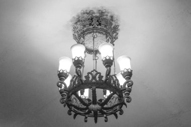Moskova metrosunda beyaz abajurlu güzel, ağır, demir işlemeli bir lamba. Tavan, ışıklandırma, ışık. Nadirlik. İyi bir kalpazanlık. Mimari, iç mimari. Oda.