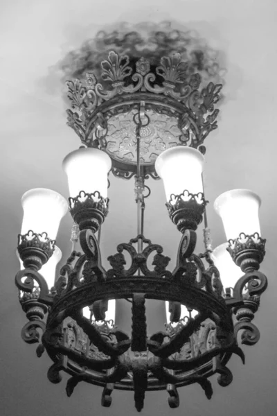 Krásná Velká Kovová Lampa Tepaného Železa Bílými Matnými Stínítky Lamp — Stock fotografie