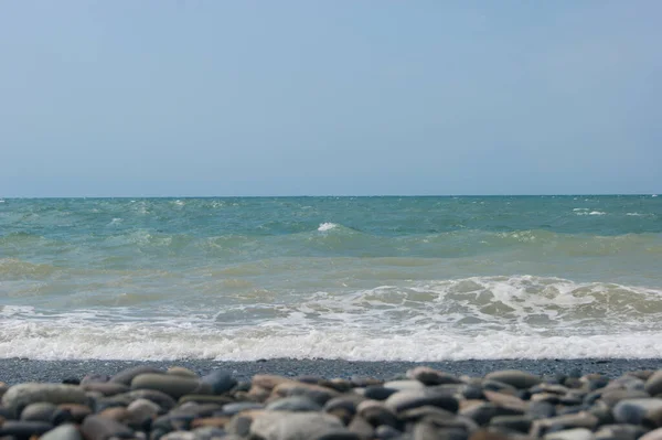 Fekete Tenger Tengeri Hulláma Kavicsos Strand Sima Horizont Kék Nyaralás — Stock Fotó