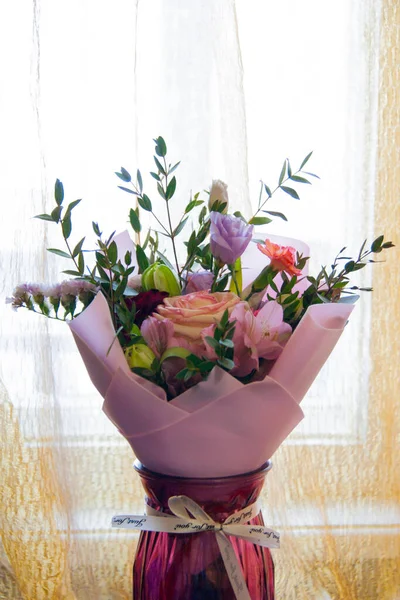 Ein Zarter Strauß Aus Verschiedenen Blumen Einer Hellrosa Hülle Steht — Stockfoto