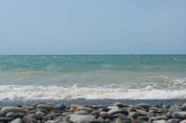 Morska Fala Morza Czarnego Żwirowa Plaża Gładki Horyzont Błękitne Niebo — Zdjęcie stockowe