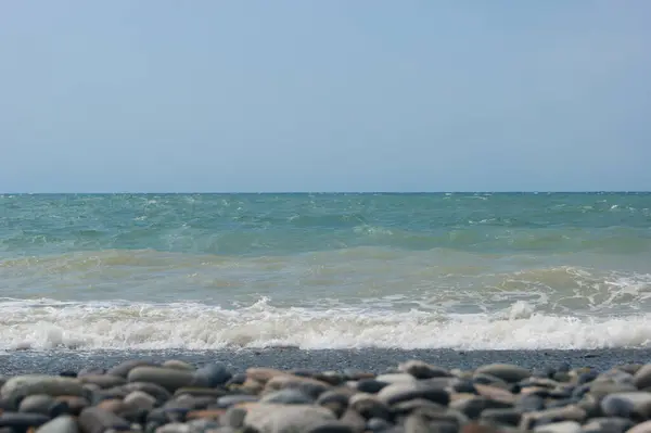 Fekete Tenger Tengeri Hulláma Kavicsos Strand Sima Horizont Kék Nyaralás — Stock Fotó