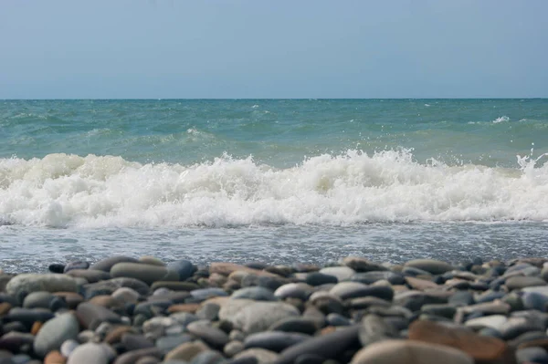 Fekete Tenger Tengeri Hulláma Kavicsos Strand Sima Horizont Kék Nyaralás — Stock Fotó