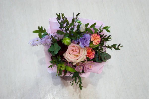 Délicat Bouquet Différentes Fleurs Dans Emballage Rose Clair Dresse Sur — Photo