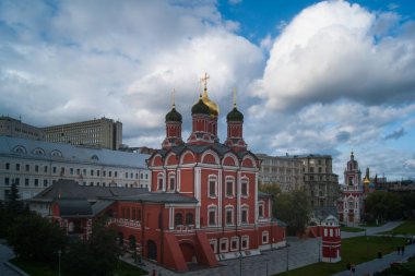 Şehir manzarası yaz Moskova 'sını gösteriyor. Şehir, binalar, evler, mimari, gotik. Şiddetli yağmur bulutlarındaki mavi gökyüzü, yağmurdan önce. Bulutlu. Harika.