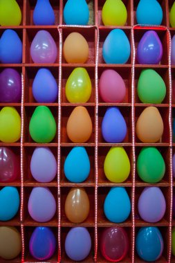 Dart oynamak için hücrelerde renkli balonlar. Çocuklar ve yetişkinler için eğlence, bir hobi.