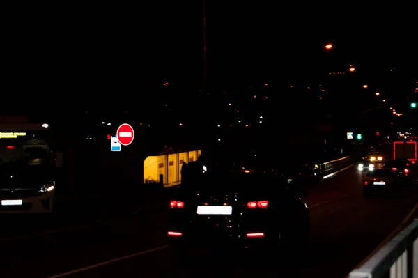 Las Luces Ciudad Nocturna Son Una Estrecha Carretera Dos Carriles —  Fotos de Stock