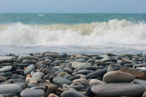 海で小さな嵐の3つまたは4つのポイントは 波が大きな小石で海岸にヒットします 夏休みの休暇のビーチ旅行 — ストック写真