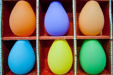 Dart oynamak için hücrelerde renkli balonlar. Çocuklar ve yetişkinler için eğlence, bir hobi.