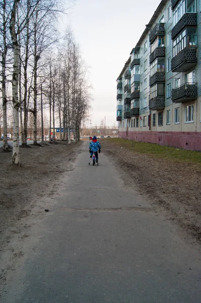 아이는 거리에 자전거를 갑니다 코로나 바이러스 전염병 피다에 사회적 자작나무 — 스톡 사진