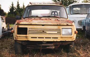 Paslı eski Doğu Alman arabası.