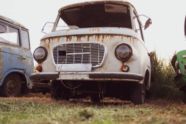 Paslı eski Doğu Alman kamyonu ya da minibüsü.