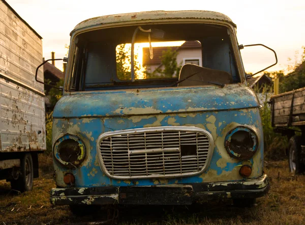 Rusty stary niemiecki samochód ciężarowy lub van. — Zdjęcie stockowe