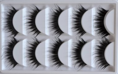 Kirpik teknisyen bir cilium, cımbız ve suni kirpikler