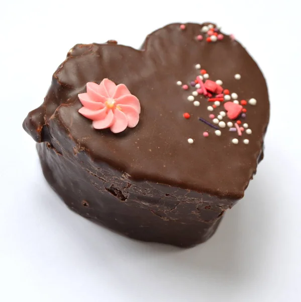 Торт в форме сердца с шоколадом — стоковое фото