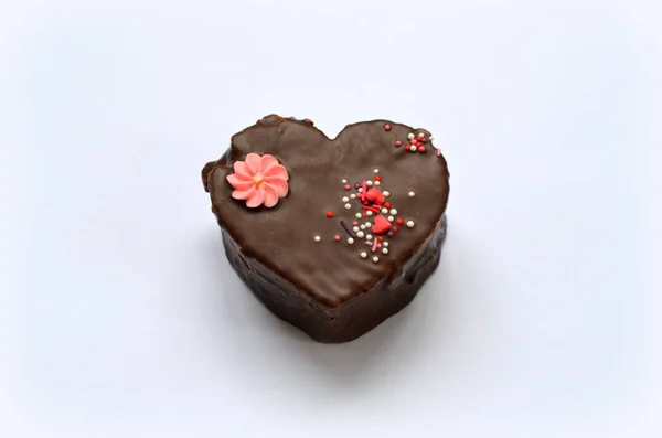 Pastel en forma de corazón con chocolate — Foto de Stock