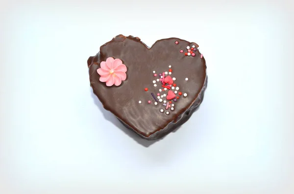 Pastel en forma de corazón con chocolate — Foto de Stock