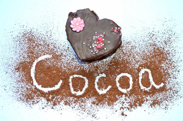 Taart in de vorm van een hart met chocolade en cacao poeder — Stockfoto