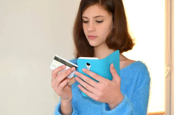Dziewczyna z karty kredytowej i telefon. Zakupy w sklepie internetowym — Zdjęcie stockowe