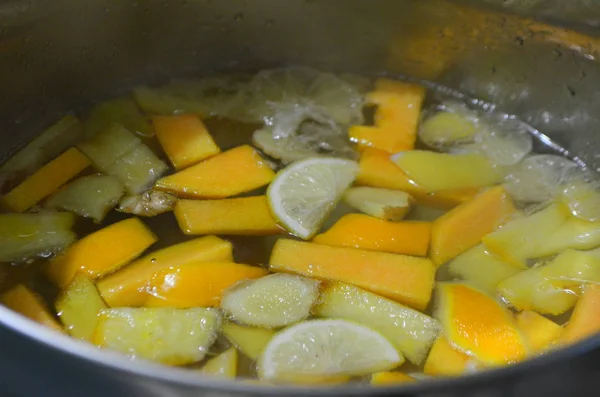 Matlagning kanderad i sockerlag - citron, apelsin, ingefära, pumpa — Stockfoto