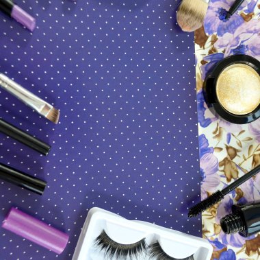 Dekoratif kozmetik kümesi. Maskara