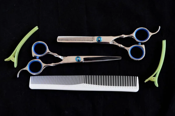 Büyük makaslar ve saç siyah bir arka plan için fırçalar — Stok fotoğraf