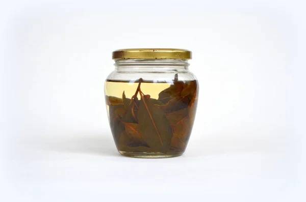 Настойка с лавровыми листьями в банке — стоковое фото