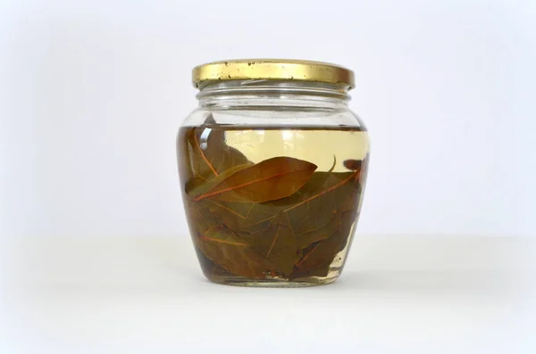 Odvar s bobkovým listem do sklenice — Stock fotografie