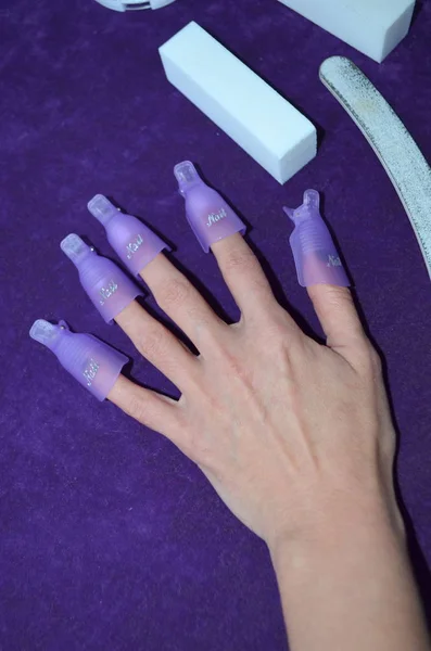 Alfileres para eliminar el esmalte de uñas de gel en los dedos — Foto de Stock