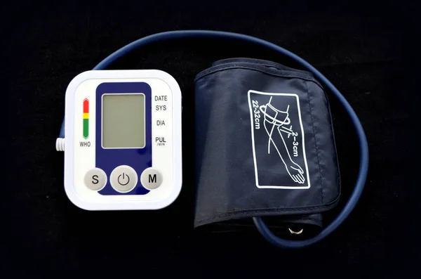 Il dispositivo per la misurazione della pressione sanguigna - tonometro automatico — Foto Stock