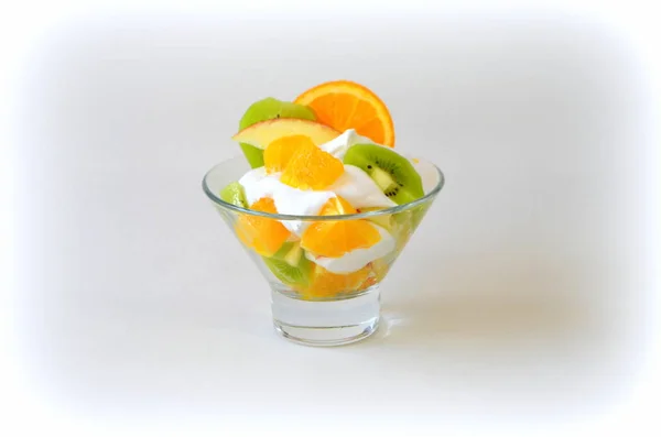Dessert - Früchte mit Sahne, Kiwi, Apfel und Orange — Stockfoto