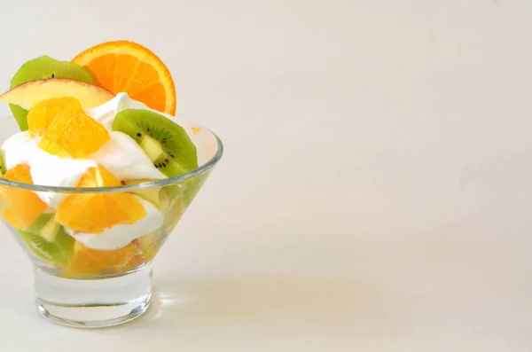 Dessert - Früchte mit Sahne, Kiwi, Apfel und Orange — Stockfoto