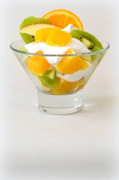 Dessert - Früchte mit Sahne, Kiwi, Apfel und Orange — Stockfoto