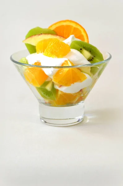 Dessert - Früchte mit Sahne, Kiwi, Apfel und Orange — Stockfoto